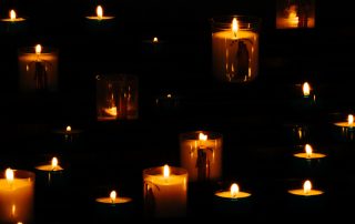 Kynttilät palavat pimeässä