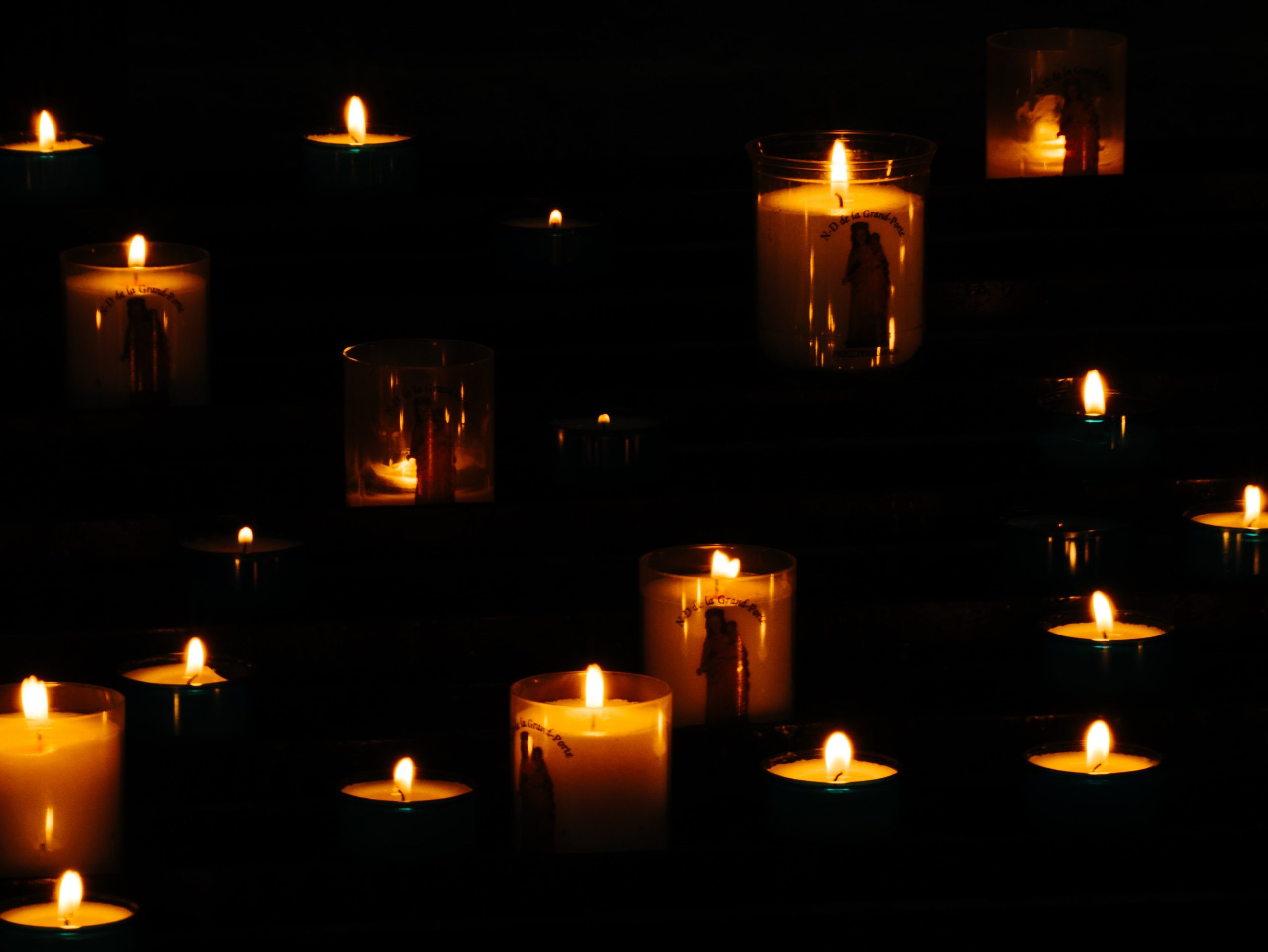 Kynttilät palavat pimeässä