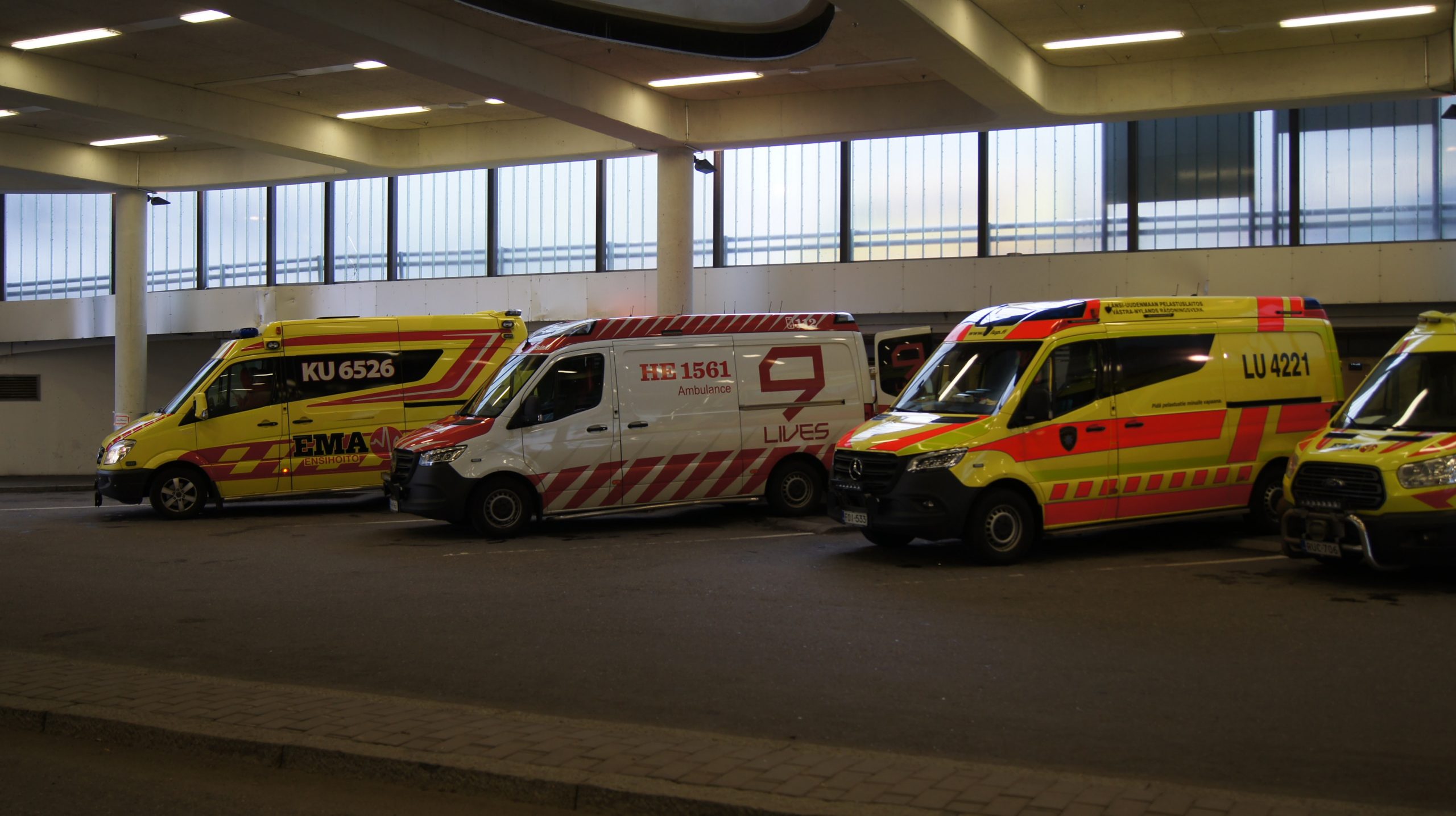 Kolme ambulanssia parkissa.