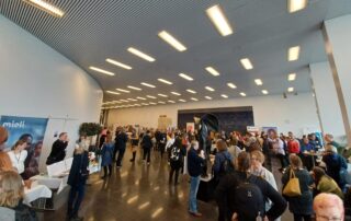 Tampereen yliopiston aulassa Surukonferenssin tauolla