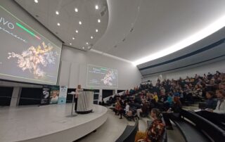 Maaret Kallio pitämässä luentoa Surukonferenssissa 26.4.2024